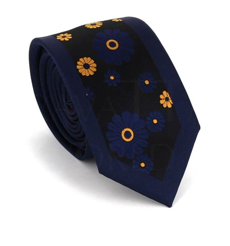 Cravate étroite à motif de fleurs bleues