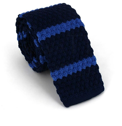 Cravate en tricot bleu à rayures bleues