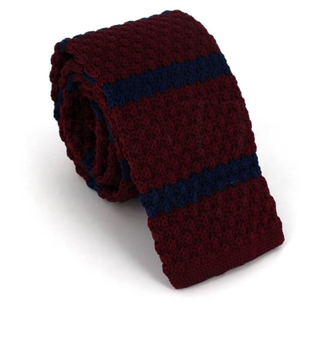 Cravate en tricot grenat à rayures bleues