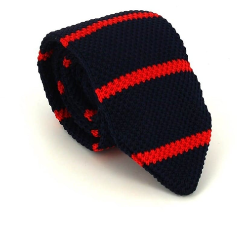 Cravate à rayures bleues et rouges en tricot