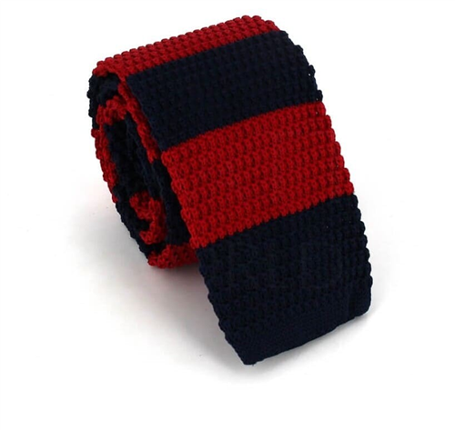 Cravate à rayures en tricot rouge et bleu foncé