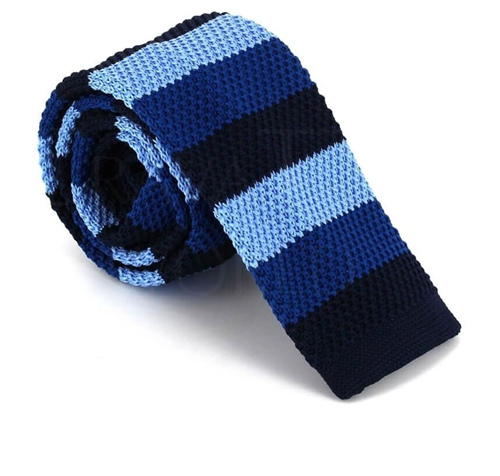Cravate à rayures tricolores en tricot