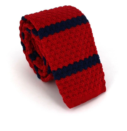 Cravate en tricot rouge à rayures bleues