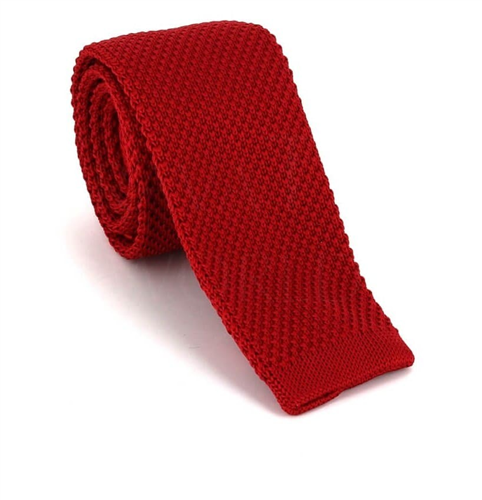 Cravate en tricot rouge foncé
