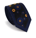 Cravate étroite à motif de fleurs bleues