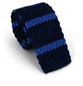 Cravate en tricot bleu à rayures bleues