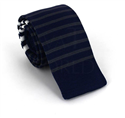 Cravate en tricot bleu à fines rayures