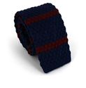 Cravate en tricot bleu à rayures grenat
