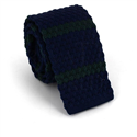 Cravate en tricot bleu à rayures vertes