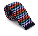 Cravate à carreaux multicolores en tricot