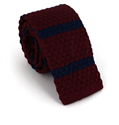 Cravate en tricot grenat à rayures bleues
