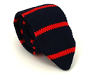 Cravate à rayures bleues et rouges en tricot