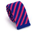 Cravate à rayures diagonales en tricot bleu et rose