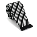 Cravate à Rayures Diagonales en Tricot Noir et Blanc