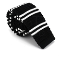 Cravate en tricot à fines rayures noires