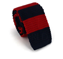 Cravate à rayures en tricot rouge et bleu foncé
