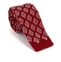 Cravate en tricot rouge à motifs losanges