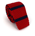 Cravate en tricot rouge à rayures bleues