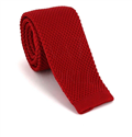 Cravate en tricot rouge foncé